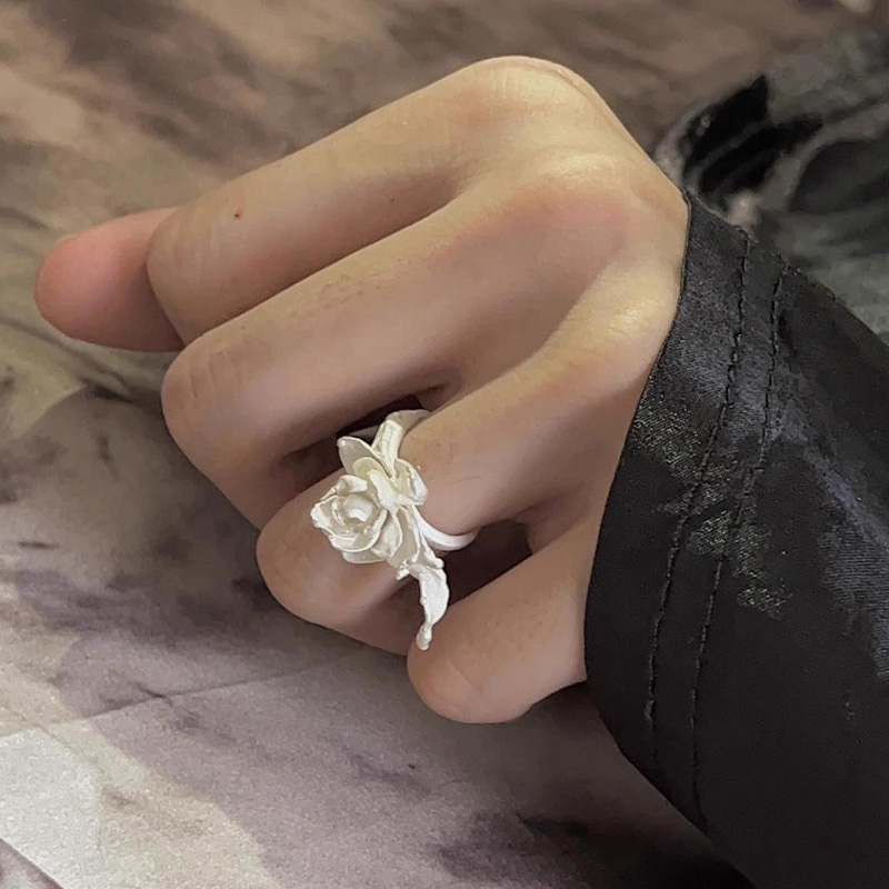 Fashion-Forward Flower Ring, J - Vintage Fashion Buyer ulasan dan harga