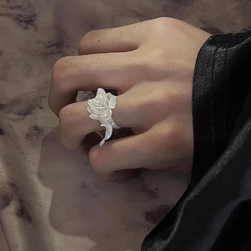 Fashion-Forward Flower Ring, J - Vintage Fashion Buyer ulasan dan harga