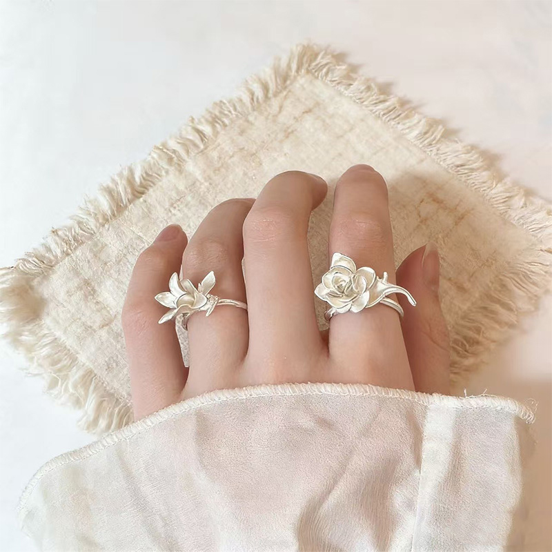 Fashion-Forward Flower Ring, J - Vintage Fashion Buyer ulasan dan harga